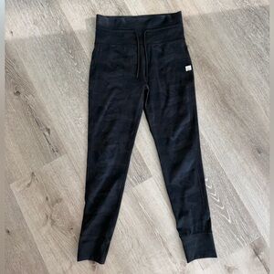 Vuori Women’s Daily Legging in black camo